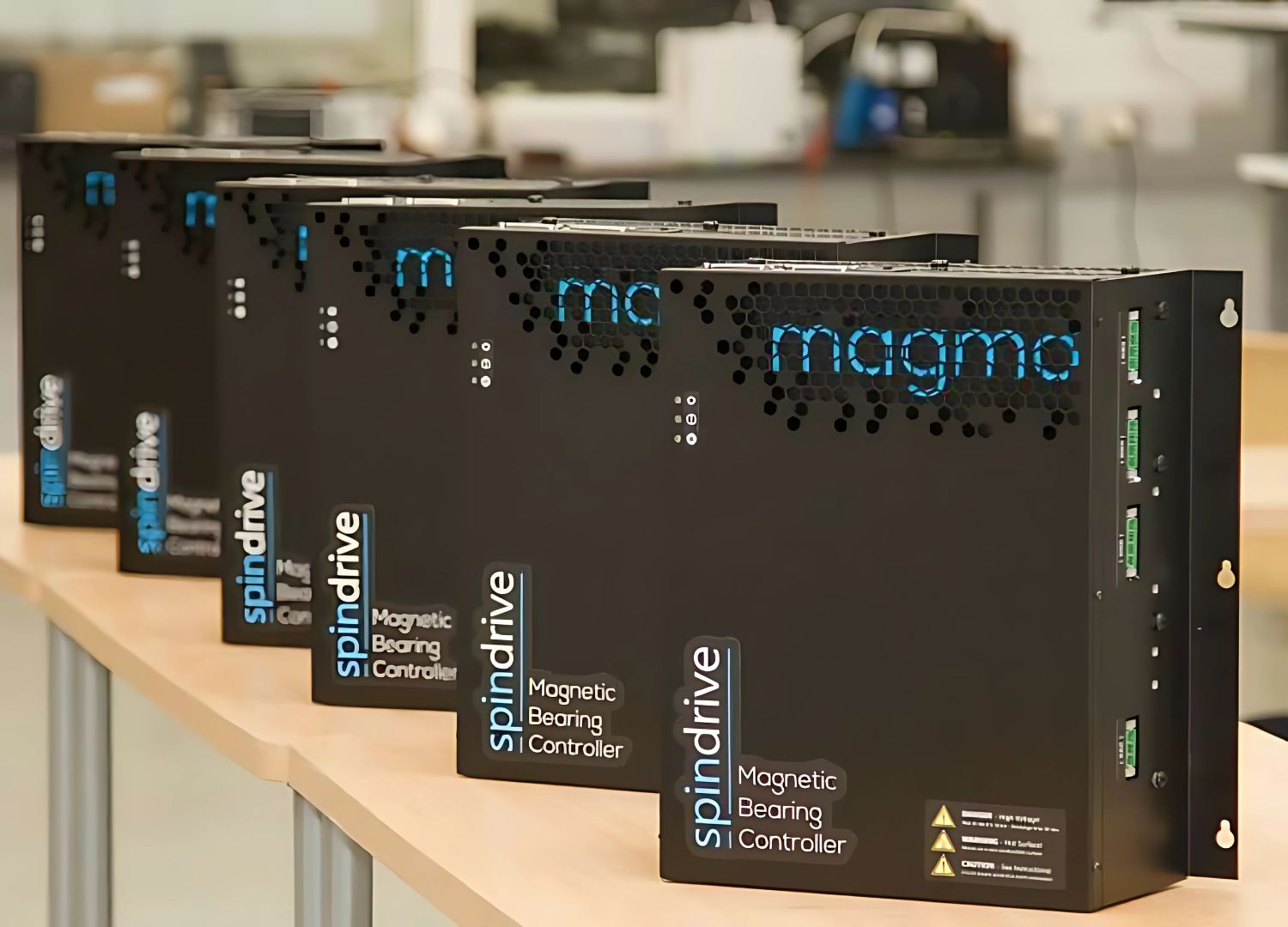 Spindrive Magma® X800 -magneettilaakerikontrollerit valmiina toimitukseen Inission Lohjan valmistamana. Tuotanto yhdistää elektroniikan, ohutlevymekaniikan ja sähkömekaanisen kokoonpanon yhdeksi valmiiksi tuotteeksi.