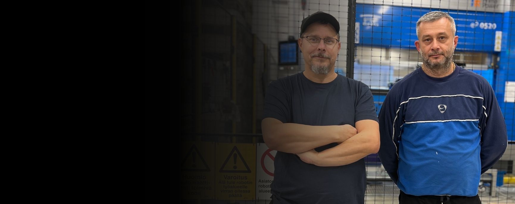 Kaksi Inission Lohjan mekaniikkaosaston työntekijää tuotantotilassa ohutlevyvalmistuksen ympäristössä