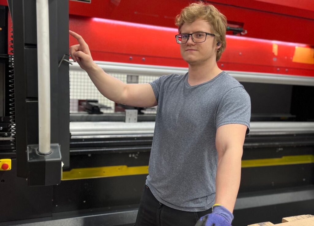 Inission Lohjan mekaniikkaosaston työntekijä käyttämässä ohutlevytyöstökonetta tuotantotilassa