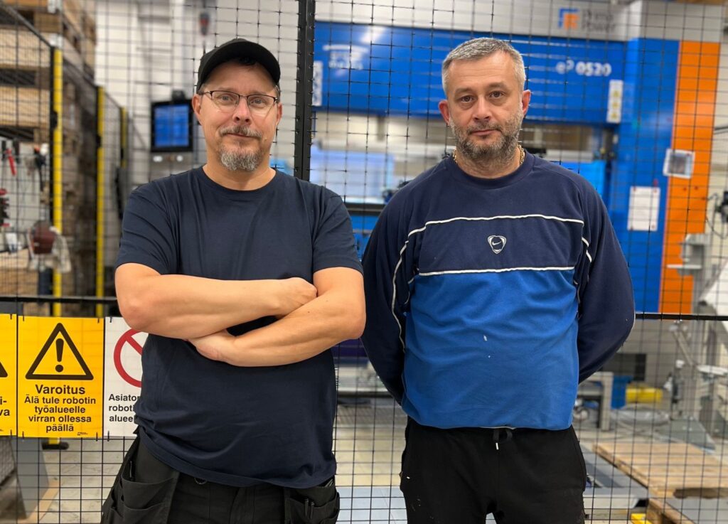Inission Lohjan mekaniikkaosaston työntekijöitä tuotantoympäristössä ohutlevytuotannon parissa.