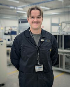 Juha Mäki-Asiala Inission Lohjan tuotantotiloissa